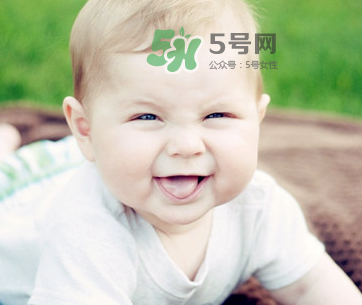 夏天寶寶頭上長紅疙瘩怎么回事？夏天寶寶頭上長東西怎么辦？