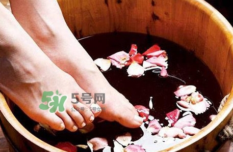 醋泡腳要加水嗎？醋泡腳用熱水還是冷水？