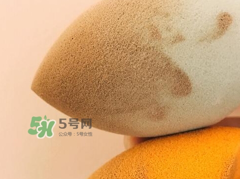 硅膠粉撲和海綿粉撲哪個(gè)好？硅膠粉撲和美妝蛋哪個(gè)好