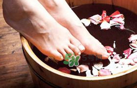 醋泡腳要把醋燒開嗎？白醋泡腳的正確方法