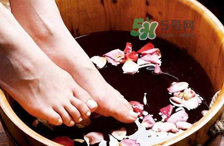 花椒水泡腳能降血壓?jiǎn)?？泡腳是干花椒好還是鮮花椒好