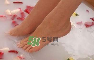 花椒水泡腳能治白發(fā)嗎？花椒水泡腳的禁忌