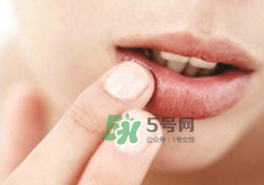 你的嘴唇為什么起泡 嘴唇上的水泡治不好嗎？