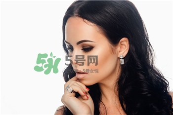 卸妝應(yīng)該怎么卸?卸妝時(shí)的正確擦臉?lè)较?/h1>

時(shí)間：2017-07-27 15:51:55 編輯： 873
分享至：



 c_4(); 
卸妝其實(shí)是比上妝更重要的一步，卸妝的最終目標(biāo)就是你要把所有的妝都卸干凈，但其實(shí)在摩擦的過(guò)程中，你的皮膚再是在受損耗的，今天小編就來(lái)說(shuō)說(shuō)怎么樣卸妝更專(zhuān)業(yè)。卸妝產(chǎn)品哪個(gè)好卸妝水不含油分，能清除化妝品和污垢，具有消潔能力和滋潤(rùn)能力。油性或過(guò)敏性膚質(zhì)的MM，可選用卸妝水卸妝，卸妝水是比較溫和的卸妝品。優(yōu)點(diǎn)：卸妝水可以溫和快速的卸妝，適合敏感肌膚使用。缺點(diǎn)：卸妝水沒(méi)有卸妝油清潔的那么徹底，用量不容易控制，相對(duì)多一些。卸妝水適合春夏季節(jié)的清新裸妝。卸妝步驟卸妝水怎么用步驟一：首先將化妝棉沾有適量的眼部卸妝水，把假眼睫毛卸掉。這是在卸妝的時(shí)候最先要做的。假睫毛用膠水粘著，因此在把假睫毛撕掉的時(shí)候要小心，不要把眼睛弄傷。接下來(lái)是要把睫毛上的睫毛膏更清潔一下。把沾了眼部卸妝水的棉花棒放到眼窩上，閉上眼睛，從睫毛根部開(kāi)始，逐漸向下抹。之后把眼睛睜開(kāi)，再用棉花棒逐步的從睫毛根部向下涂抹。卸妝水怎么用步驟二：指腹蘸取適量的眼部卸妝水，輕輕的在上眼瞼的位置進(jìn)行按摩，幫助眼影等彩妝品浮出來(lái)，讓污漬得到溶解。之后換上眼部專(zhuān)用卸妝水，化妝棉蘸取適量，把它覆蓋在眼睛上輕輕按壓大概五秒左右，讓它能夠把眼部的睫毛膏，眼線(xiàn)等充分溶解，然后輕輕抹去。卸妝水怎么用步驟三：進(jìn)行了初步的擦拭之后，把沾有眼部專(zhuān)用卸妝水的化妝棉對(duì)折，讓它靠近睫毛的部分，大概20秒后移開(kāi)，眼部的油污就會(huì)浮出來(lái)了。用棉花棒沾取卸妝水，以與眼睛垂直的方向小心擦拭。以免化妝品停留在脆弱細(xì)致的眼周肌膚上，傷害肌膚。卸妝水怎么用步驟四：眼妝部分一定要卸干凈，雖然有點(diǎn)繁瑣，但是這樣才能夠避免色素的沉淀。在使用化妝棉擦拭下眼線(xiàn)的時(shí)候，眼睛要向上望，并且要避免過(guò)度對(duì)眼部肌膚驚醒提拉，避免產(chǎn)生細(xì)紋。最后的一個(gè)就是全臉的卸妝工作。蘸取適量的卸妝水，利用手掌對(duì)全臉進(jìn)行按摩，充分的打圈，幫助把臉部的油脂和彩妝污垢全部清潔干凈。沖水后再使用潔面產(chǎn)品進(jìn)行清潔就可以了 

 b_4(); 


瑞士?jī)?yōu)佳防曬怎么打開(kāi)？瑞士?jī)?yōu)佳防曬打開(kāi)方法
佳雪神鮮水煙酰胺含量 佳雪神鮮水成分表

網(wǎng)站首頁(yè)
返回欄目


相關(guān)文章

1皮膚干燥怎么補(bǔ)水最快 皮膚干燥用什么牌子護(hù)膚品比較好浏览:3468 2美寶科技護(hù)膚之旅 挑戰(zhàn)哈巴雪山浏览:1万+ 1防曬噴霧要用手抹勻嗎 防曬噴霧要用卸妝水卸嗎 2MEBO美寶以科技重構(gòu)基礎(chǔ)護(hù)膚 3小羊肖恩Vs.MEBO美寶 科技護(hù)膚奇妙共振 4碧柔防曬霜用洗面奶可以洗掉嗎 碧柔防曬霜要不要卸妝 5化妝棉和卸妝棉一樣嗎 化妝棉和卸妝棉的區(qū)別 6敏感肌分為哪幾種 敏感肌適合什么牌子的護(hù)膚品 


熱門(mén)文章


ahc在韓國(guó)是什么檔次？AHC和伊思哪個(gè)好？foreo官網(wǎng)注冊(cè)教程,foreo luna中國(guó)官網(wǎng)注冊(cè) 

ahc水乳適合什么年齡段？ahc b5玻尿酸水乳適合多大年齡？佰草世家為什么下架了？佰草世家騙局曝光煙酰胺對(duì)皮膚的作用 煙酰胺的副作用和禁忌精華水怎么用 精華水的正確使用順序春雨面膜的功效與作用 春雨面膜有什么效果牛油果里面為什么變黑了?牛油果里面有黑色纖維能吃嗎jayjun櫻花水光面膜三部曲怎么用 水光櫻花三部曲面膜怎么樣2018國(guó)產(chǎn)護(hù)膚品排行榜前十名 國(guó)產(chǎn)水乳排行榜前十樂(lè)敦cc美容液怎么用？樂(lè)敦cc美容液使用步驟素顏霜對(duì)皮膚有傷害嗎？素顏霜對(duì)皮膚的傷害大嗎？凍干粉對(duì)皮膚有什么用 凍干粉早晚都能用嗎雅詩(shī)蘭黛小棕瓶精華真假辨別 8張圖輕松認(rèn)出假貨 


5H跟帖 
















網(wǎng)友評(píng)論僅供其表達(dá)個(gè)人看法，并不表明5h立場(chǎng)。





		var mydate = new Date();
		var year = mydate.getFullYear();
		var month = mydate.getMonth();
		var day = mydate.getDate()
		var nowdate = year+"-"+month+"-"+day
		
		$("#imageField").click(function(){
			var commentcont = $(".comment-text").val();
			if($(".comment-text").val()==""){
				alert("您沒(méi)什么話(huà)要說(shuō)嗎？");
			}else{
				var data = {
					nomember:1,
					saytext:commentcont,
					id : $("#id").attr("value"),
					ecmsfrom : $("#ecmsfrom").attr("value"),
					classid : $("#classid").attr("value"),
					enews : $("#enews").attr("value"),
					repid : $("#repid").attr("value")
				};				
				$.ajax({
					type: "POST",
					url: "/e/pl/doaction.php",
					data: data,
					dataType:'text',
					success: function(msg){
						$(".comment-text").val("");
						$(".comment-body").prepend('<li><div   id="3s8qjbv"   class="combd-title"><span id="nxvqgzt"    class="title">本站網(wǎng)友:匿名</span><span id="qeb7jvq"    class="time">'+nowdate+'</span></div><p class="combd-bd">'+commentcont+'</p></li>')
					}
				});
			}	
		})	
	
 
