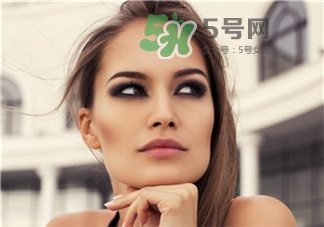 卸妝應(yīng)該怎么卸?卸妝時(shí)的正確擦臉?lè)较?/h1>

時(shí)間：2017-07-27 15:51:55 編輯： 873
分享至：



 c_4(); 
卸妝其實(shí)是比上妝更重要的一步，卸妝的最終目標(biāo)就是你要把所有的妝都卸干凈，但其實(shí)在摩擦的過(guò)程中，你的皮膚再是在受損耗的，今天小編就來(lái)說(shuō)說(shuō)怎么樣卸妝更專(zhuān)業(yè)。卸妝產(chǎn)品哪個(gè)好卸妝水不含油分，能清除化妝品和污垢，具有消潔能力和滋潤(rùn)能力。油性或過(guò)敏性膚質(zhì)的MM，可選用卸妝水卸妝，卸妝水是比較溫和的卸妝品。優(yōu)點(diǎn)：卸妝水可以溫和快速的卸妝，適合敏感肌膚使用。缺點(diǎn)：卸妝水沒(méi)有卸妝油清潔的那么徹底，用量不容易控制，相對(duì)多一些。卸妝水適合春夏季節(jié)的清新裸妝。卸妝步驟卸妝水怎么用步驟一：首先將化妝棉沾有適量的眼部卸妝水，把假眼睫毛卸掉。這是在卸妝的時(shí)候最先要做的。假睫毛用膠水粘著，因此在把假睫毛撕掉的時(shí)候要小心，不要把眼睛弄傷。接下來(lái)是要把睫毛上的睫毛膏更清潔一下。把沾了眼部卸妝水的棉花棒放到眼窩上，閉上眼睛，從睫毛根部開(kāi)始，逐漸向下抹。之后把眼睛睜開(kāi)，再用棉花棒逐步的從睫毛根部向下涂抹。卸妝水怎么用步驟二：指腹蘸取適量的眼部卸妝水，輕輕的在上眼瞼的位置進(jìn)行按摩，幫助眼影等彩妝品浮出來(lái)，讓污漬得到溶解。之后換上眼部專(zhuān)用卸妝水，化妝棉蘸取適量，把它覆蓋在眼睛上輕輕按壓大概五秒左右，讓它能夠把眼部的睫毛膏，眼線(xiàn)等充分溶解，然后輕輕抹去。卸妝水怎么用步驟三：進(jìn)行了初步的擦拭之后，把沾有眼部專(zhuān)用卸妝水的化妝棉對(duì)折，讓它靠近睫毛的部分，大概20秒后移開(kāi)，眼部的油污就會(huì)浮出來(lái)了。用棉花棒沾取卸妝水，以與眼睛垂直的方向小心擦拭。以免化妝品停留在脆弱細(xì)致的眼周肌膚上，傷害肌膚。卸妝水怎么用步驟四：眼妝部分一定要卸干凈，雖然有點(diǎn)繁瑣，但是這樣才能夠避免色素的沉淀。在使用化妝棉擦拭下眼線(xiàn)的時(shí)候，眼睛要向上望，并且要避免過(guò)度對(duì)眼部肌膚驚醒提拉，避免產(chǎn)生細(xì)紋。最后的一個(gè)就是全臉的卸妝工作。蘸取適量的卸妝水，利用手掌對(duì)全臉進(jìn)行按摩，充分的打圈，幫助把臉部的油脂和彩妝污垢全部清潔干凈。沖水后再使用潔面產(chǎn)品進(jìn)行清潔就可以了 

 b_4(); 


瑞士?jī)?yōu)佳防曬怎么打開(kāi)？瑞士?jī)?yōu)佳防曬打開(kāi)方法
佳雪神鮮水煙酰胺含量 佳雪神鮮水成分表

網(wǎng)站首頁(yè)
返回欄目


相關(guān)文章

1皮膚干燥怎么補(bǔ)水最快 皮膚干燥用什么牌子護(hù)膚品比較好浏览:3468 2美寶科技護(hù)膚之旅 挑戰(zhàn)哈巴雪山浏览:1万+ 1防曬噴霧要用手抹勻嗎 防曬噴霧要用卸妝水卸嗎 2MEBO美寶以科技重構(gòu)基礎(chǔ)護(hù)膚 3小羊肖恩Vs.MEBO美寶 科技護(hù)膚奇妙共振 4碧柔防曬霜用洗面奶可以洗掉嗎 碧柔防曬霜要不要卸妝 5化妝棉和卸妝棉一樣嗎 化妝棉和卸妝棉的區(qū)別 6敏感肌分為哪幾種 敏感肌適合什么牌子的護(hù)膚品 


熱門(mén)文章


ahc在韓國(guó)是什么檔次？AHC和伊思哪個(gè)好？foreo官網(wǎng)注冊(cè)教程,foreo luna中國(guó)官網(wǎng)注冊(cè) 

ahc水乳適合什么年齡段？ahc b5玻尿酸水乳適合多大年齡？佰草世家為什么下架了？佰草世家騙局曝光煙酰胺對(duì)皮膚的作用 煙酰胺的副作用和禁忌精華水怎么用 精華水的正確使用順序春雨面膜的功效與作用 春雨面膜有什么效果牛油果里面為什么變黑了?牛油果里面有黑色纖維能吃嗎jayjun櫻花水光面膜三部曲怎么用 水光櫻花三部曲面膜怎么樣2018國(guó)產(chǎn)護(hù)膚品排行榜前十名 國(guó)產(chǎn)水乳排行榜前十樂(lè)敦cc美容液怎么用？樂(lè)敦cc美容液使用步驟素顏霜對(duì)皮膚有傷害嗎？素顏霜對(duì)皮膚的傷害大嗎？凍干粉對(duì)皮膚有什么用 凍干粉早晚都能用嗎雅詩(shī)蘭黛小棕瓶精華真假辨別 8張圖輕松認(rèn)出假貨 


5H跟帖 
















網(wǎng)友評(píng)論僅供其表達(dá)個(gè)人看法，并不表明5h立場(chǎng)。





		var mydate = new Date();
		var year = mydate.getFullYear();
		var month = mydate.getMonth();
		var day = mydate.getDate()
		var nowdate = year+"-"+month+"-"+day
		
		$("#imageField").click(function(){
			var commentcont = $(".comment-text").val();
			if($(".comment-text").val()==""){
				alert("您沒(méi)什么話(huà)要說(shuō)嗎？");
			}else{
				var data = {
					nomember:1,
					saytext:commentcont,
					id : $("#id").attr("value"),
					ecmsfrom : $("#ecmsfrom").attr("value"),
					classid : $("#classid").attr("value"),
					enews : $("#enews").attr("value"),
					repid : $("#repid").attr("value")
				};				
				$.ajax({
					type: "POST",
					url: "/e/pl/doaction.php",
					data: data,
					dataType:'text',
					success: function(msg){
						$(".comment-text").val("");
						$(".comment-body").prepend('<li><div   id="3s8qjbv"   class="combd-title"><span id="nxvqgzt"    class="title">本站網(wǎng)友:匿名</span><span id="qeb7jvq"    class="time">'+nowdate+'</span></div><p class="combd-bd">'+commentcont+'</p></li>')
					}
				});
			}	
		})	
	
 
