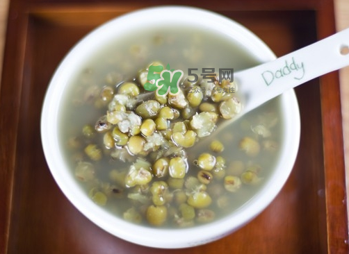 綠豆湯和牛奶能一起吃嗎？喝綠豆湯同時可以喝牛奶嗎？
