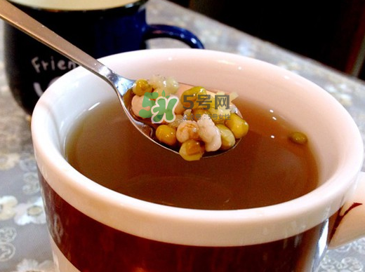 綠豆湯和牛奶能一起吃嗎？喝綠豆湯同時可以喝牛奶嗎？