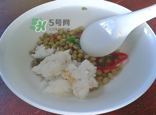 綠豆湯和牛奶能一起吃嗎？喝綠豆湯同時可以喝牛奶嗎？