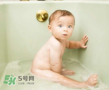 寶寶濕疹可以洗澡嗎？新生兒濕疹可以洗澡嗎？