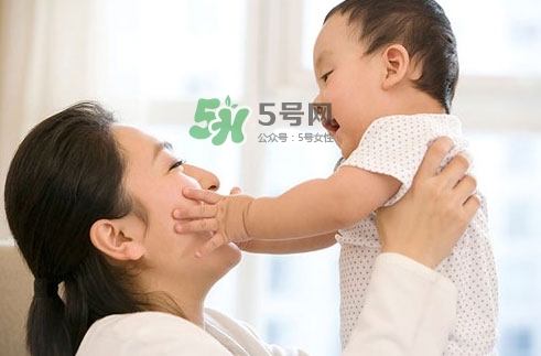 3~5個(gè)月的寶寶有多了解這個(gè)世界？寶寶睡眠習(xí)慣如何規(guī)范？