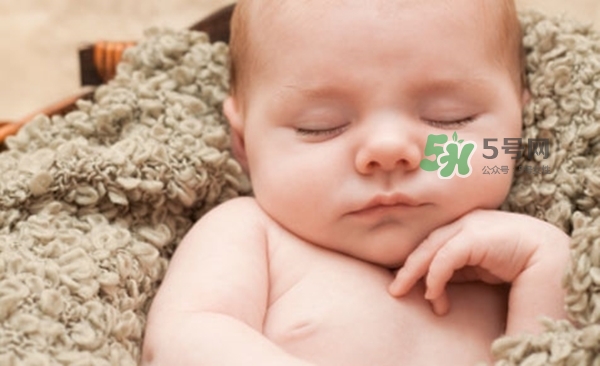 3~5個(gè)月的寶寶有多了解這個(gè)世界？寶寶睡眠習(xí)慣如何規(guī)范？