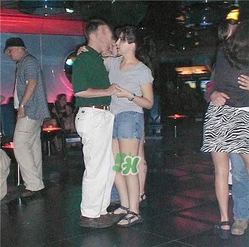 男人在公眾場合勃起如何化解尷尬？