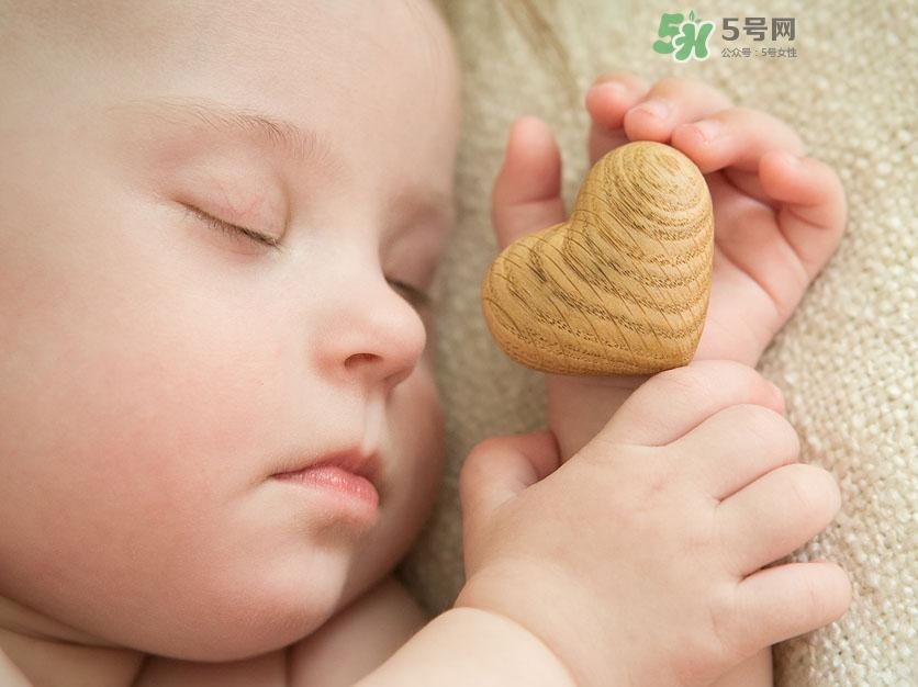 什么時(shí)候跟孩子分床睡好？嬰兒跟父母分房睡還是分床睡？