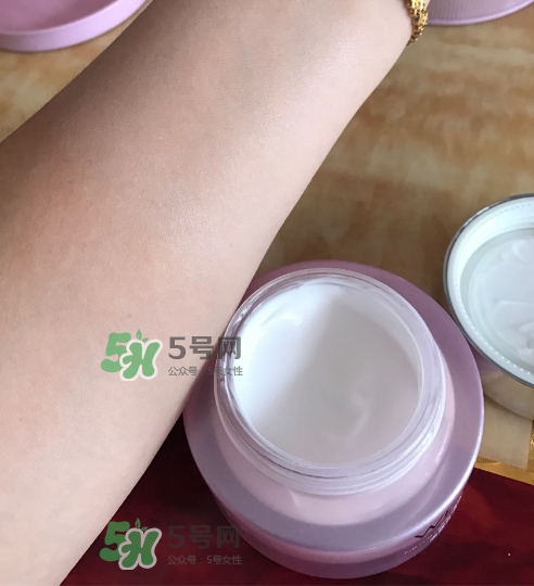 溫碧泉素顏霜好用嗎？溫碧泉素顏霜多少錢？
