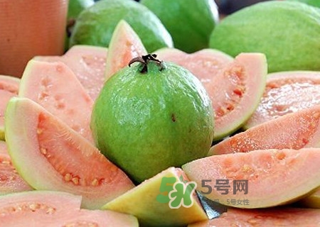 芭樂中間的籽可以吃嗎？芭樂榨汁籽要去嗎