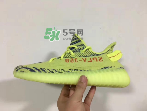 adidas yeezy boost 350 v2黃斑馬是夜光的嗎？