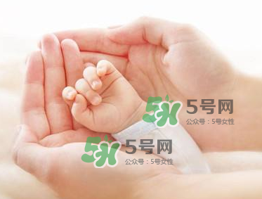 坐月子要穿內(nèi)衣嗎？坐月子不穿內(nèi)衣胸會下垂嗎？
