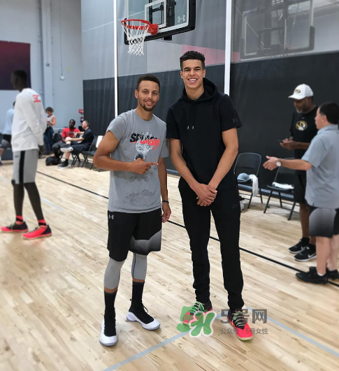 under armour curry4黑白配色什么時(shí)候發(fā)售？庫(kù)里第四代戰(zhàn)靴發(fā)售日期