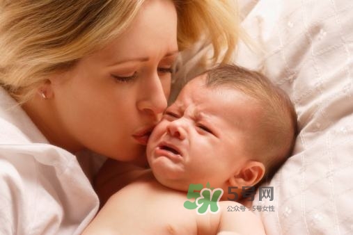 新手爸媽必看，七天教小嬰兒戒夜奶一覺到天亮