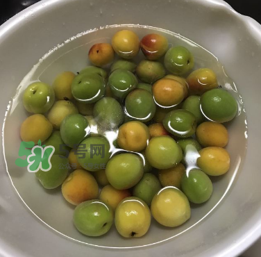 自制青梅酒的做法 青梅酒泡多久可以喝？
