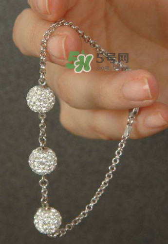 銀手鐲帶哪只手好？銀手鐲女性戴哪只手？
