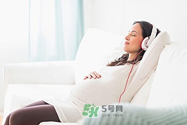 音樂胎教是媽媽聽還是放在肚子上？胎教音樂有哪些？