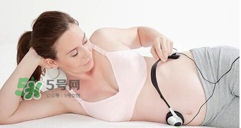 音樂胎教是媽媽聽還是放在肚子上？胎教音樂有哪些？