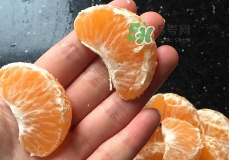 橘子里的白絲能吃嗎？橘子瓣上面的白絲吃了有什么好處？