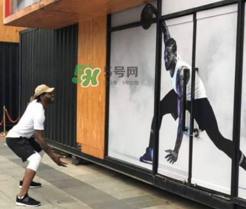 科懷倫納德中國行穿的球鞋是什么牌子？科懷倫納德中國行同款鞋子
