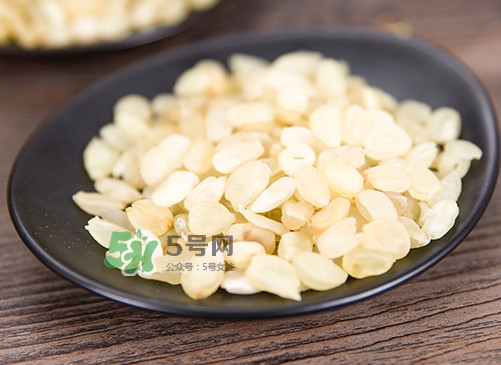 皂角米可以用熱水泡嗎？皂角米用冷水泡好還是熱水泡好