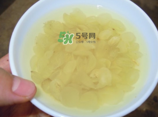 皂角米可以用熱水泡嗎？皂角米用冷水泡好還是熱水泡好