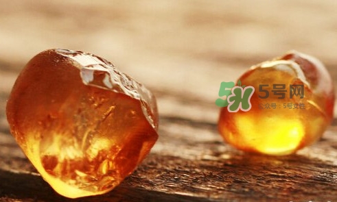 桃膠什么顏色的好？桃膠顏色深色好還是淺色好