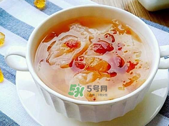煮桃膠放冰糖還是紅糖？桃膠放鍋里要煮多久能吃
