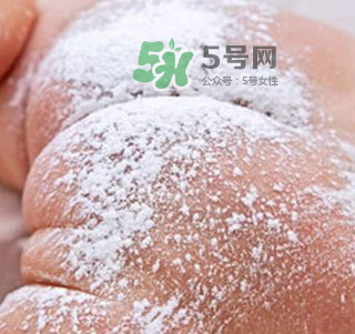 寶寶用爽身粉有危害嗎？爽身粉對(duì)寶寶有什么危害？