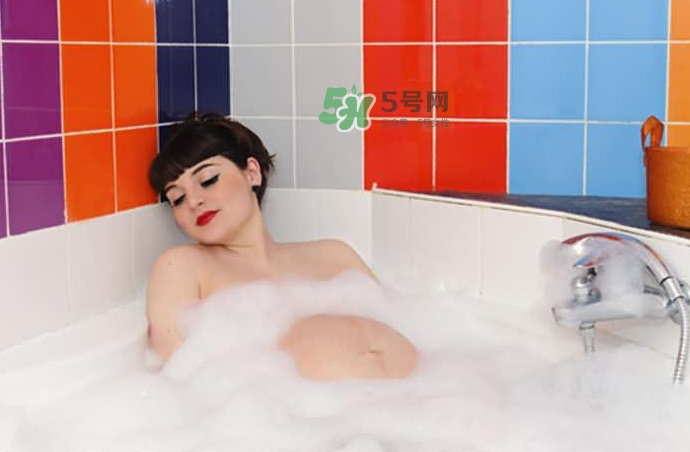 孕晚期洗澡可以搓肚子嗎？孕晚期洗澡注意事項