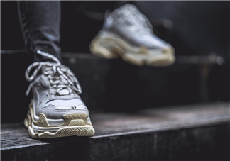 balenciaga triple s上腳效果怎么樣？巴黎世家復古訓練鞋上腳