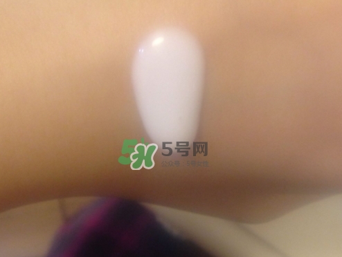 olay玉蘭油小白瓶小綠瓶哪個好？olay小白瓶小綠瓶區(qū)別