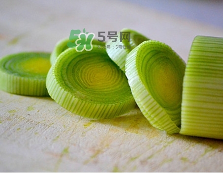 大蔥怎么切不辣眼睛？大蔥怎么做好吃