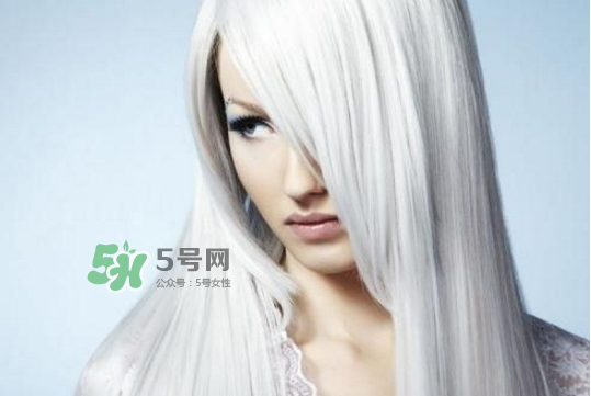 頭發(fā)白是什么原因引起的？頭發(fā)白吃什么能變黑？