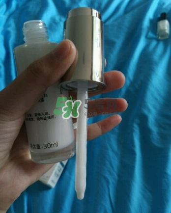 olay淡斑小白瓶和olay光感小白瓶哪個好？