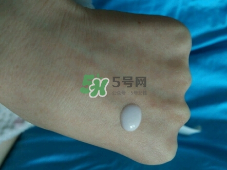 olay淡斑小白瓶和olay光感小白瓶哪個好？