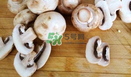口蘑里面是黑色正常嗎？口蘑需要焯水嗎