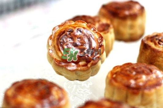 月餅烤裂了什么原因？月餅烤的時(shí)候?yàn)槭裁磿?huì)變形？