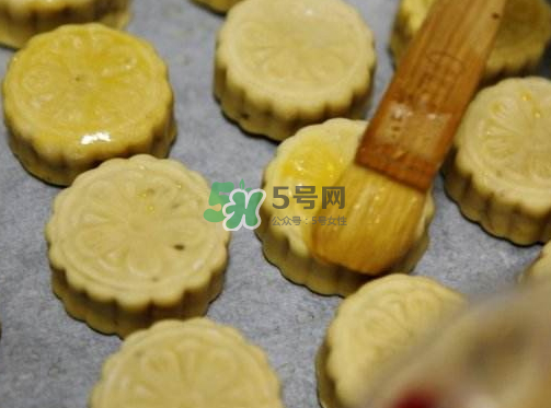 烤月餅刷蛋液還是蛋黃？月餅刷蛋液是全蛋液嗎？