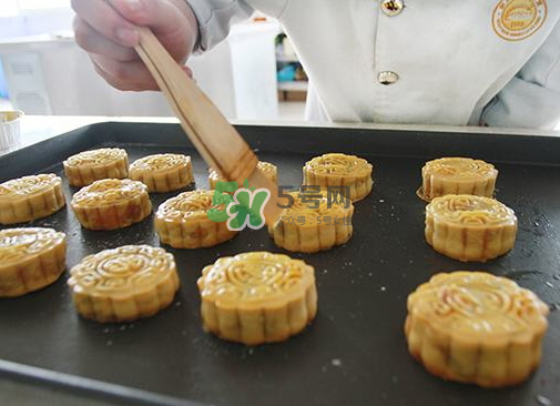 烤月餅刷蛋液還是蛋黃？月餅刷蛋液是全蛋液嗎？