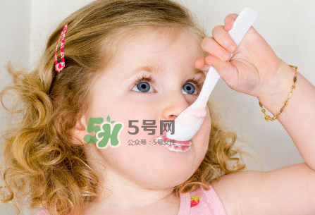 一歲后的寶寶如何喂養(yǎng)？寶寶喝牛奶好嗎？