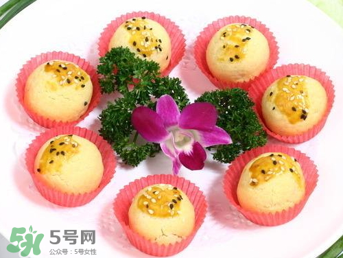 為什么蛋黃酥的皮很硬？蛋黃酥油皮太硬怎么辦？