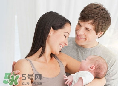抱新生兒可以晃動嗎？抱新生兒的正確方法圖
