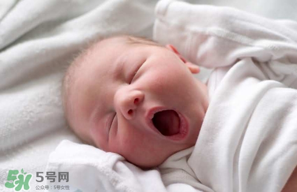 寶寶驚厥是什么癥狀？如何區(qū)別寶寶驚厥和驚跳？