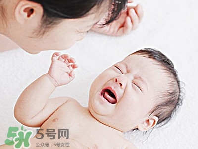 寶寶驚跳是什么癥狀？寶寶驚跳反應(yīng)怎么安撫？
